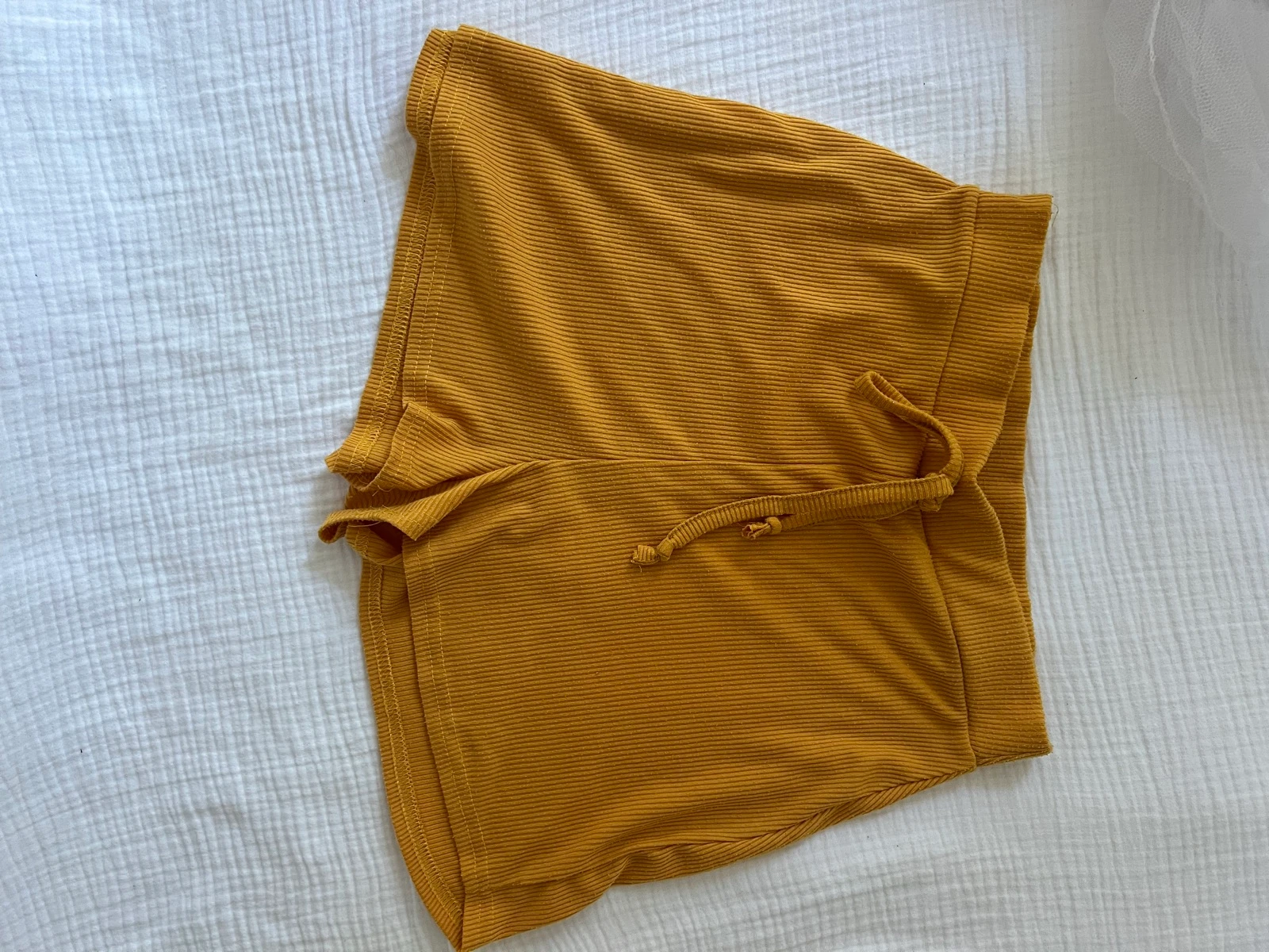 Short jaune côtelé 